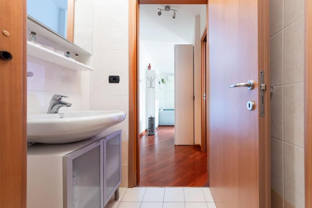 Appartamento Caterina A 5 Minuti Da Milano Fiere E San Siro Con Wifi-Netflix-Free Parking Экстерьер фото